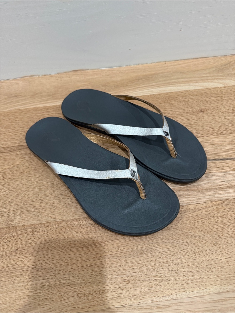OluKai Women's Silver and Black Thong Sandals